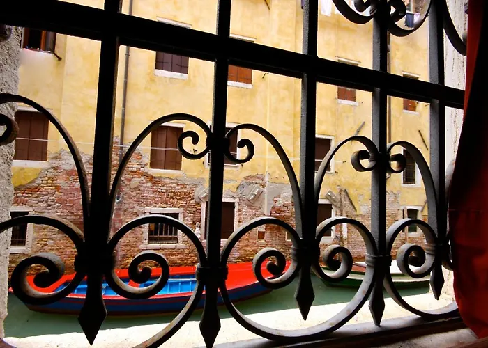 Canal View Flat * Venice